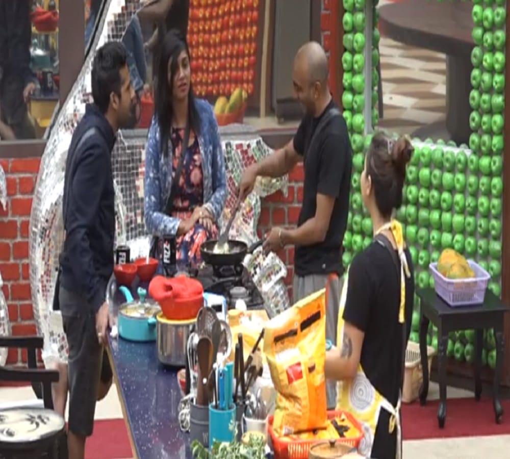 puneesh sharma throws slippers on akash in bigg boss 11