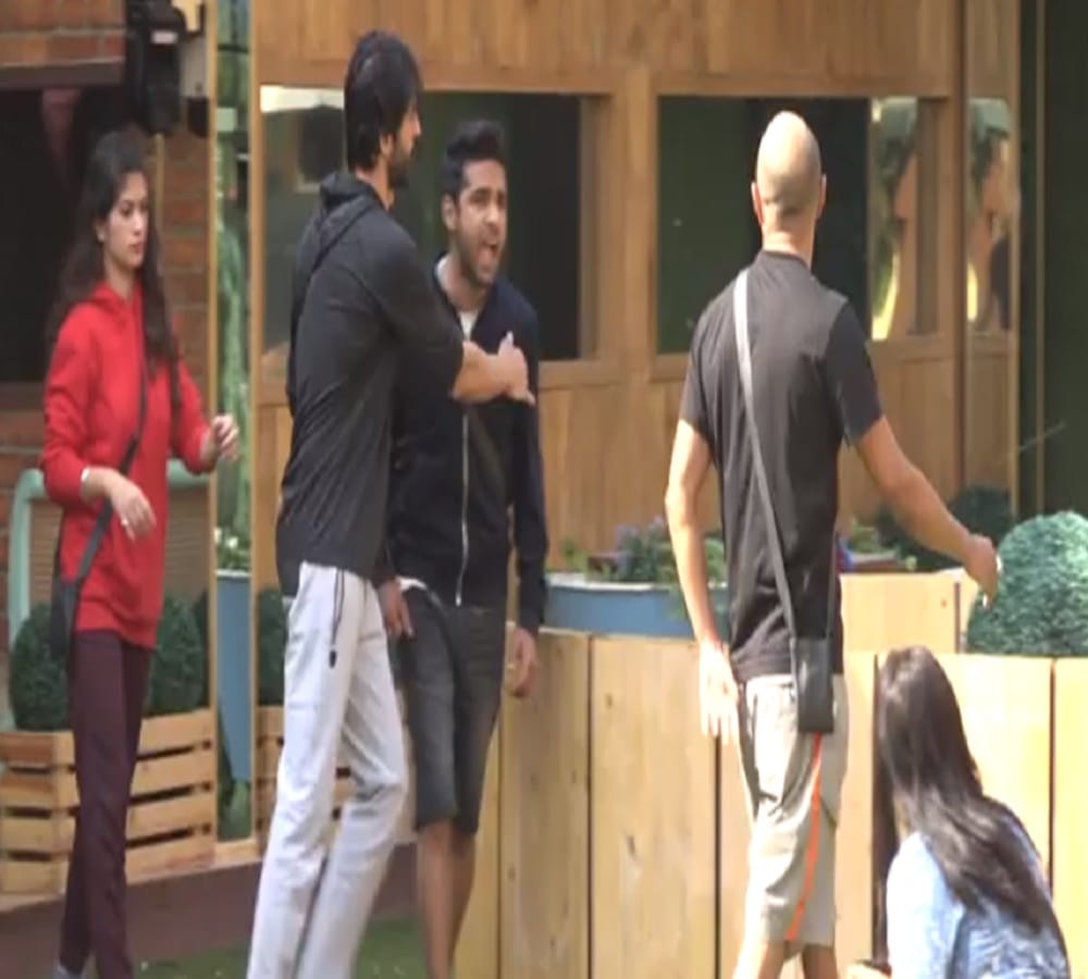 puneesh sharma throws slippers on akash in bigg boss 11