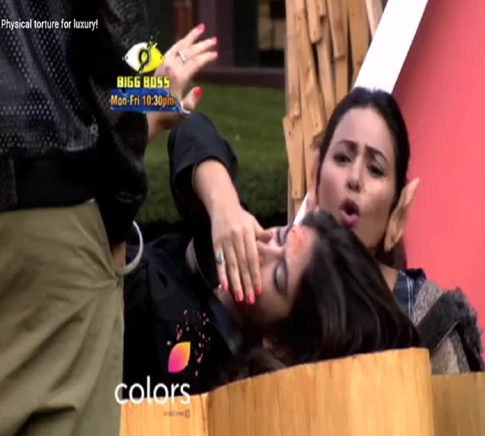 Bigg boss 11 Priyank Sharma shows middle finger to Hina Khan