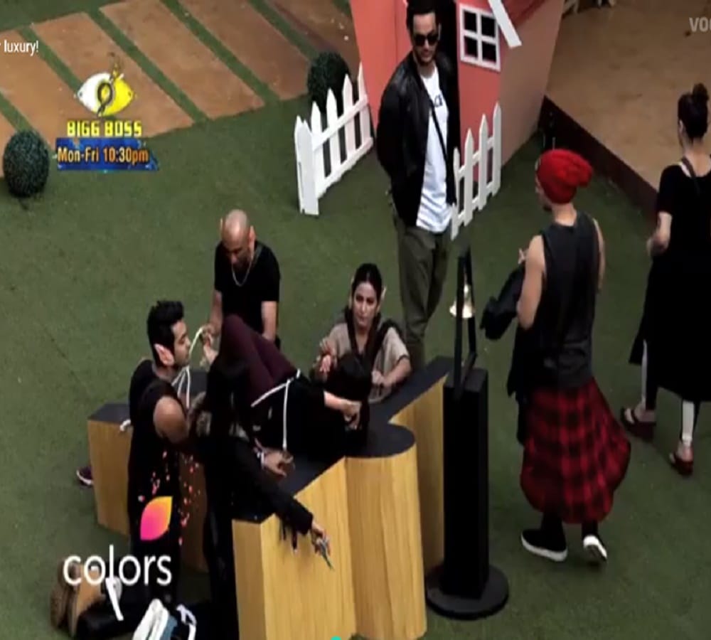  hina and akash took revenge to puneesh and bandgi in task 