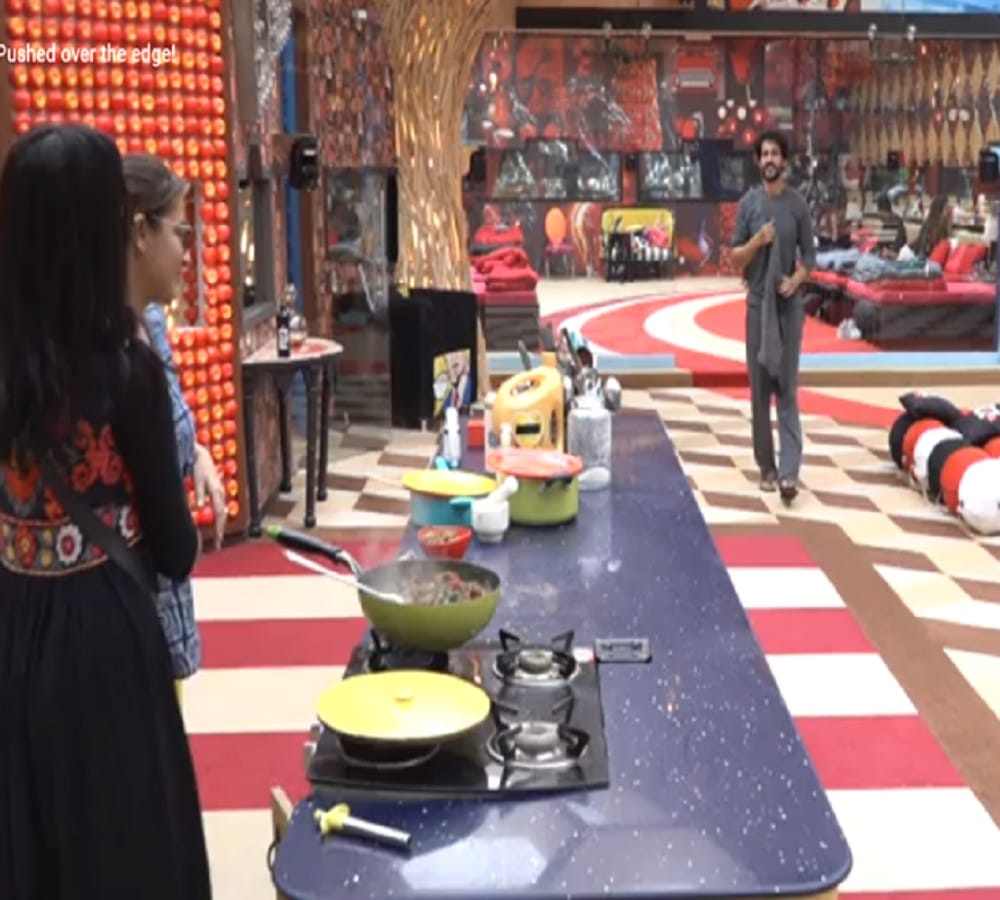 hiten tejwani to speak over shilpa and arshi fight in bigg boss 11