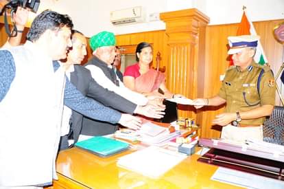 कमिश्नर को ज्ञापन सौंपते समाज के लोग