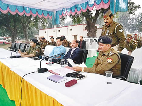 पुलिस लाइन में ब्रीफिंग करते डीएम, एसपी, एएसपी ।