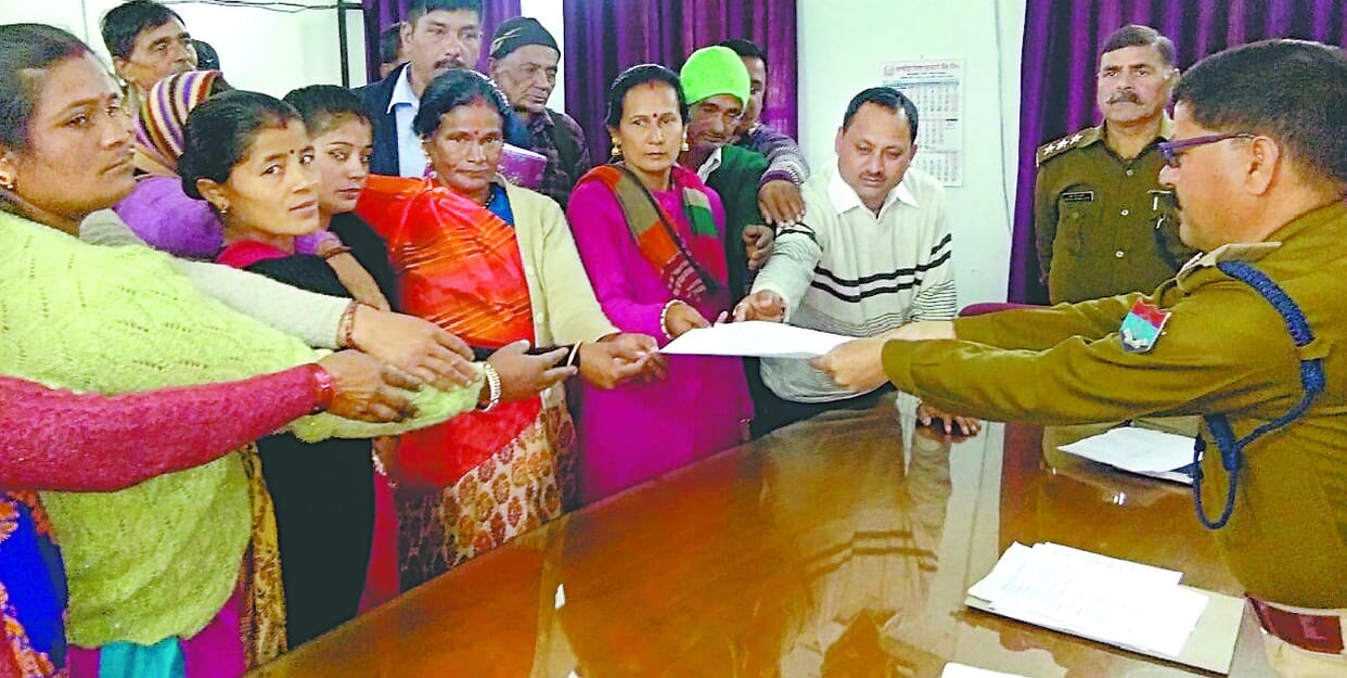 Villagers beat husband and wife in village Dophad