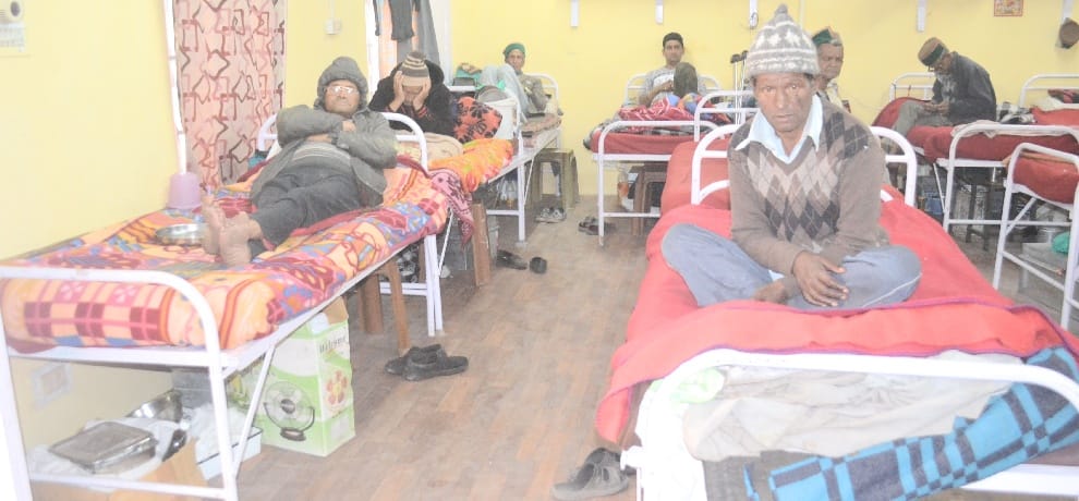 चंबाघाट में ठंड से ठिठुर रहे कुष्ठरोगी, बीमारों की जगह बदली सुविधाएं नहीं