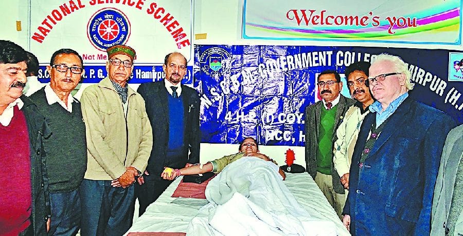 35 विद्यार्थियों और अध्यापकों ने किया रक्तदान