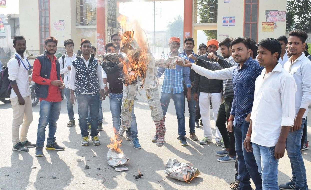 प्राचार्य का पुतला फूंककर छात्रों ने जताया विरोध