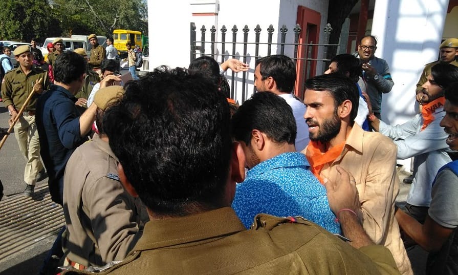 Abvp protest in rajasthan university, police stop them by lathi charge