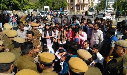 Abvp protest in rajasthan university, police stop them by lathi charge