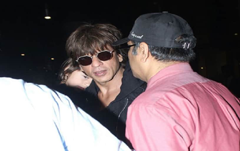 shahrukh khan returns from london, abram does not look happy