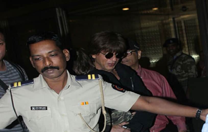 shahrukh khan returns from london, abram does not look happy
