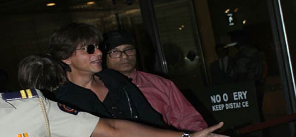 shahrukh khan returns from london, abram does not look happy