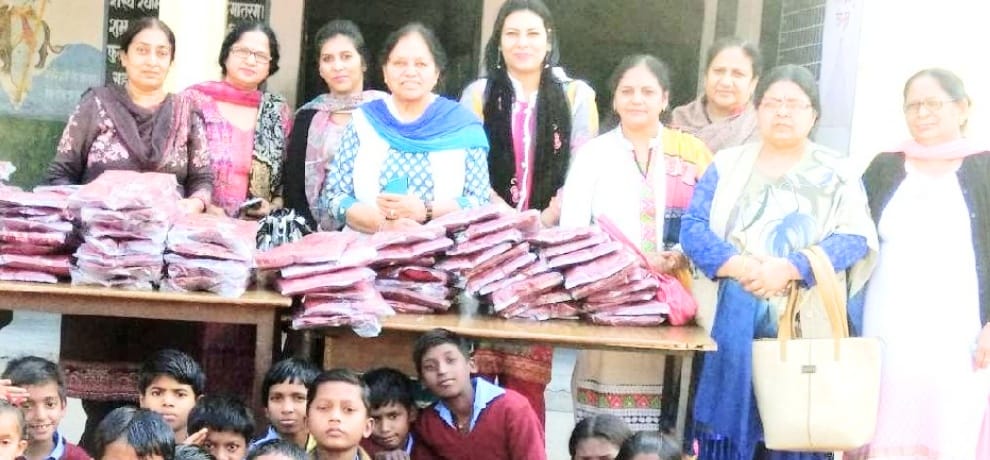 धांधली उजागर होने पर कागजों से बाहर निकले स्वेटर