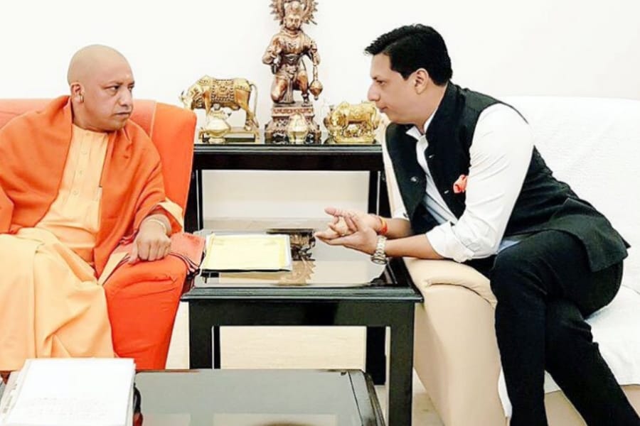 madhur bhandarkar meets chief minister yogi adityanath.