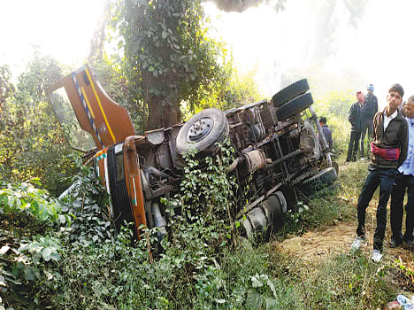 DCM flattened, 12 farmers injured