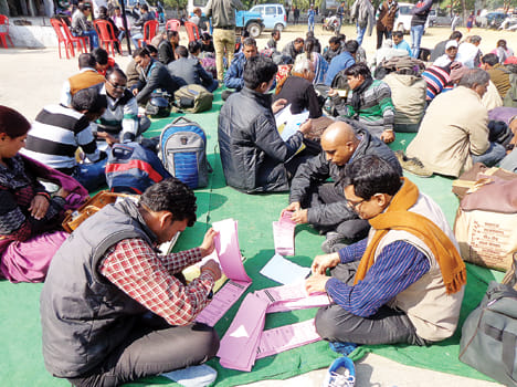 चुनाव सामग्री की जांच करते मतदान कर्मी