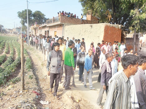 ग्राम प्रधान के शव के अंतिम संस्कार में उमड़े लोग 