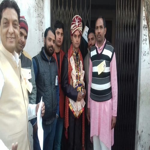Bridegroom king cast vote with wife different enthusiasm showing in the elderly photos