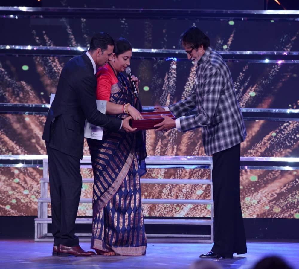 iffi 2017 akshay kumar embrasses amitabh bachchan when touches his feets