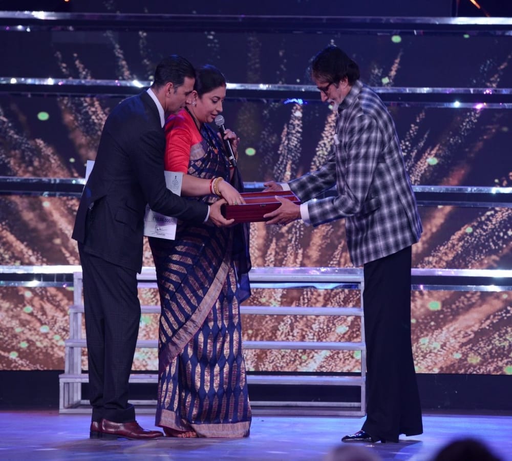 iffi 2017 akshay kumar embrasses amitabh bachchan when touches his feets