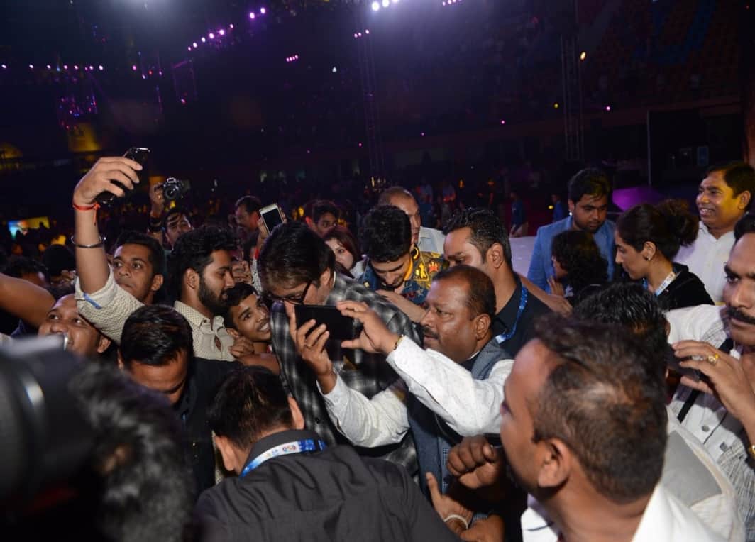 iffi 2017 akshay kumar embrasses amitabh bachchan when touches his feets