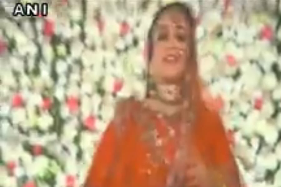 aparna yadav performance on a song of film padmavati.