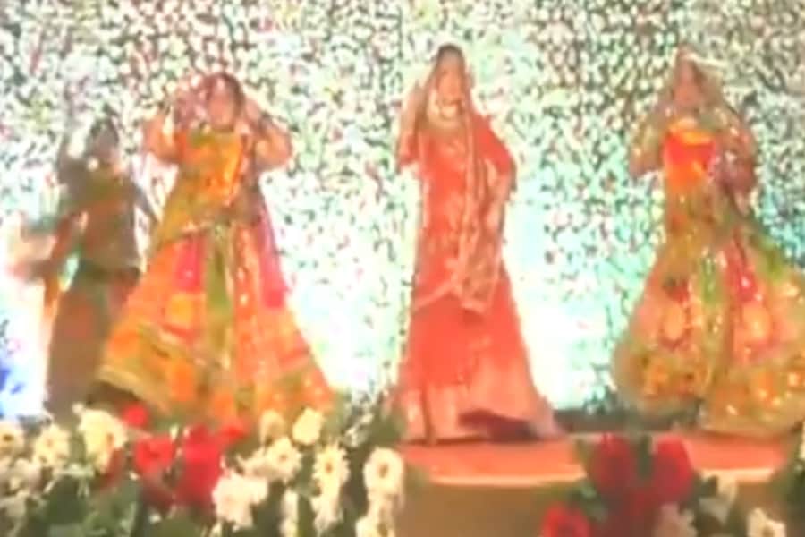 aparna yadav performance on a song of film padmavati.
