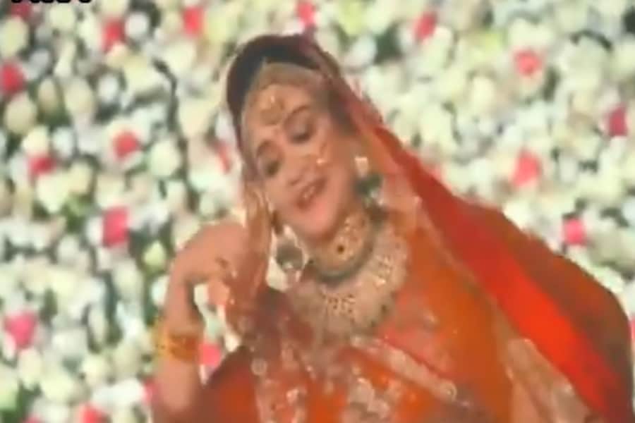 aparna yadav performance on a song of film padmavati.