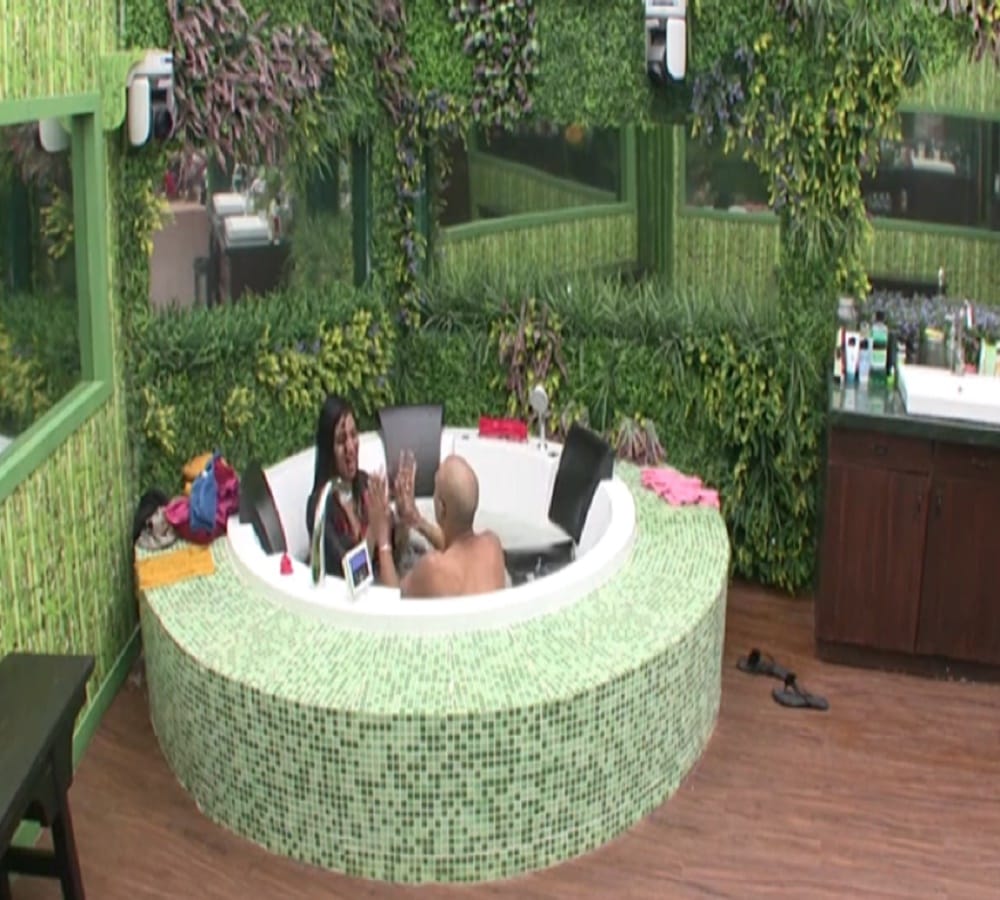arshi and akash enjoyed together into bathtub in bigg boss 11