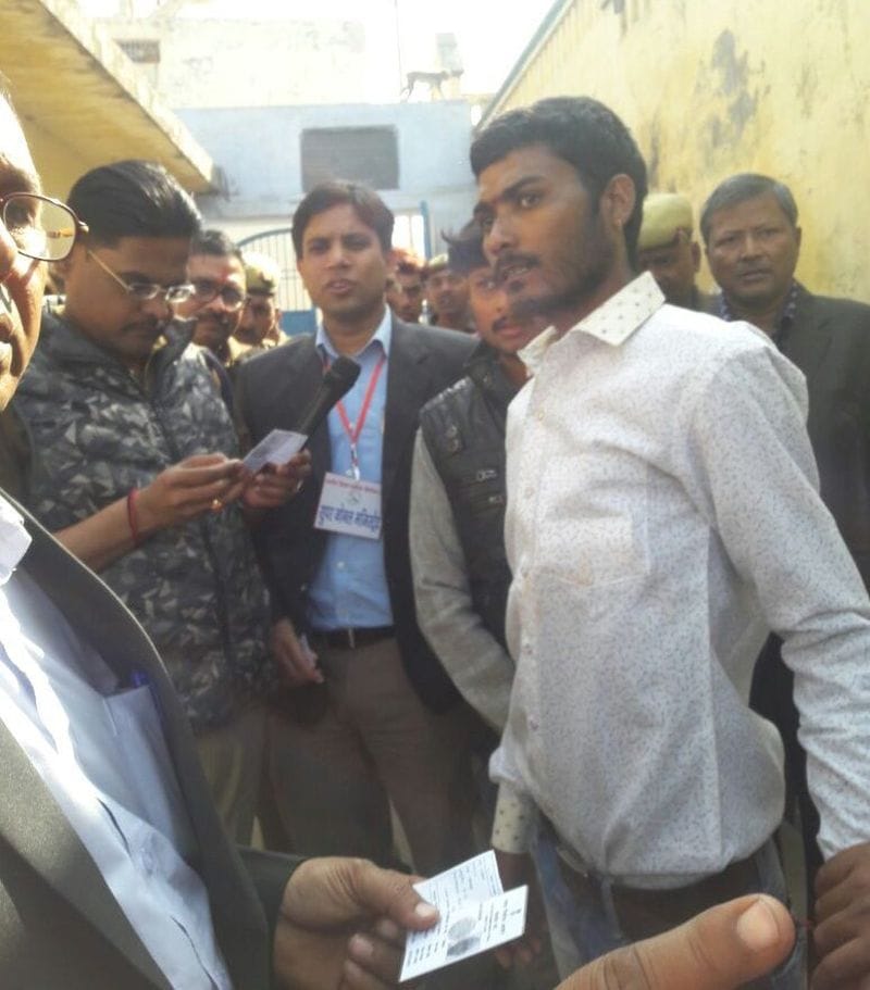 फर्जी वोट डलवाते निवर्तमान चेयरमैन के बेटे को पकड़ा