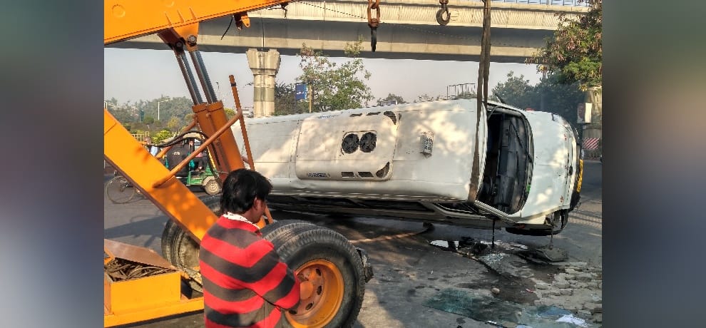 school bus full of children overturned in noida, many got injured