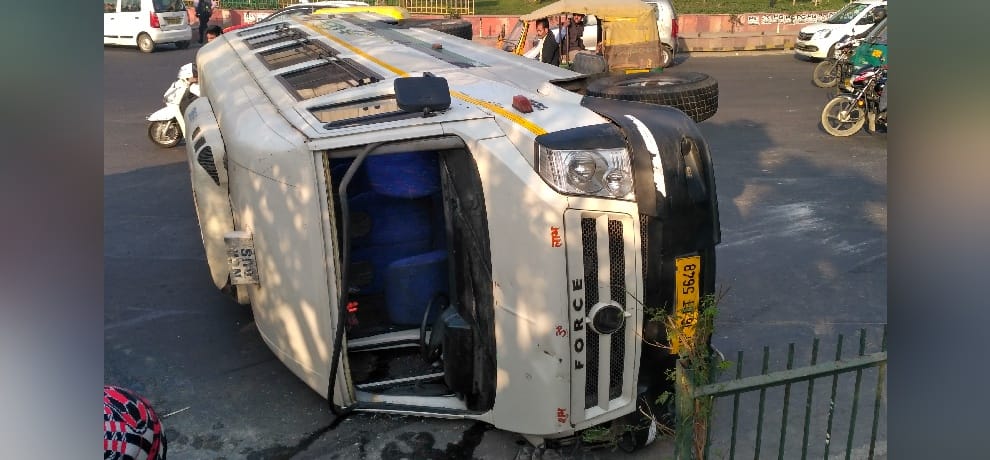 school bus full of children overturned in noida, many got injured