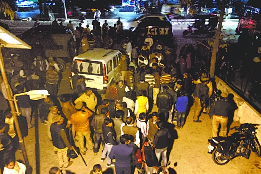 Clash between SP candidate and BJP MP supporters in kakori in Lucknow.