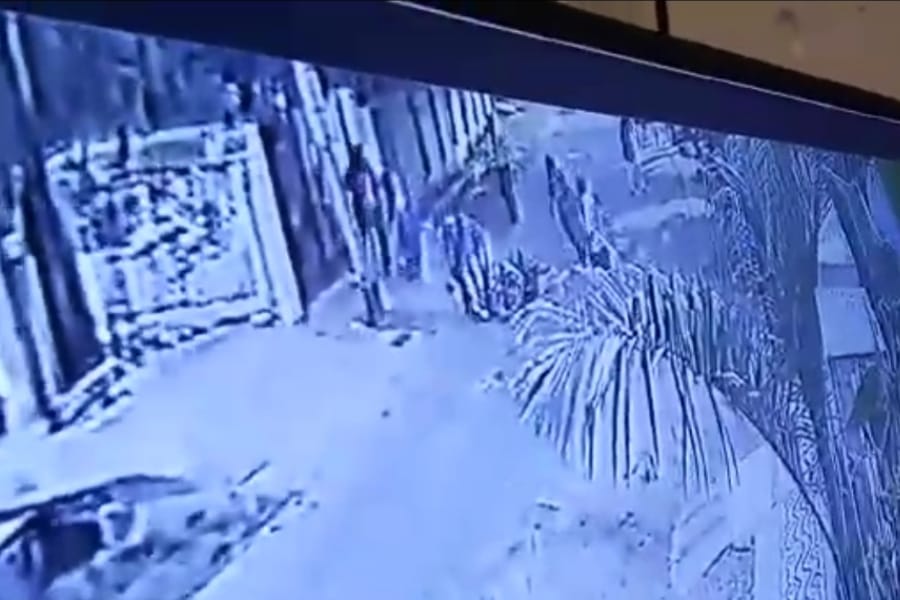 a woman cathes chain snatcher in Lucknow.