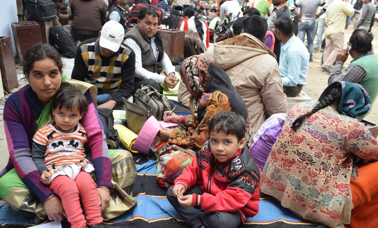 मतदान आज, बूथों पर पहुंची पोलिंग पार्टियां