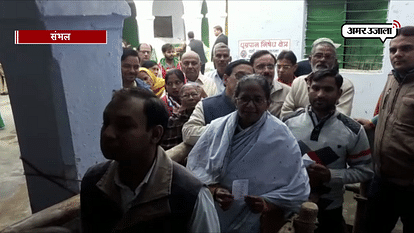 Minister of State Gulabdevi also cast votes in queue