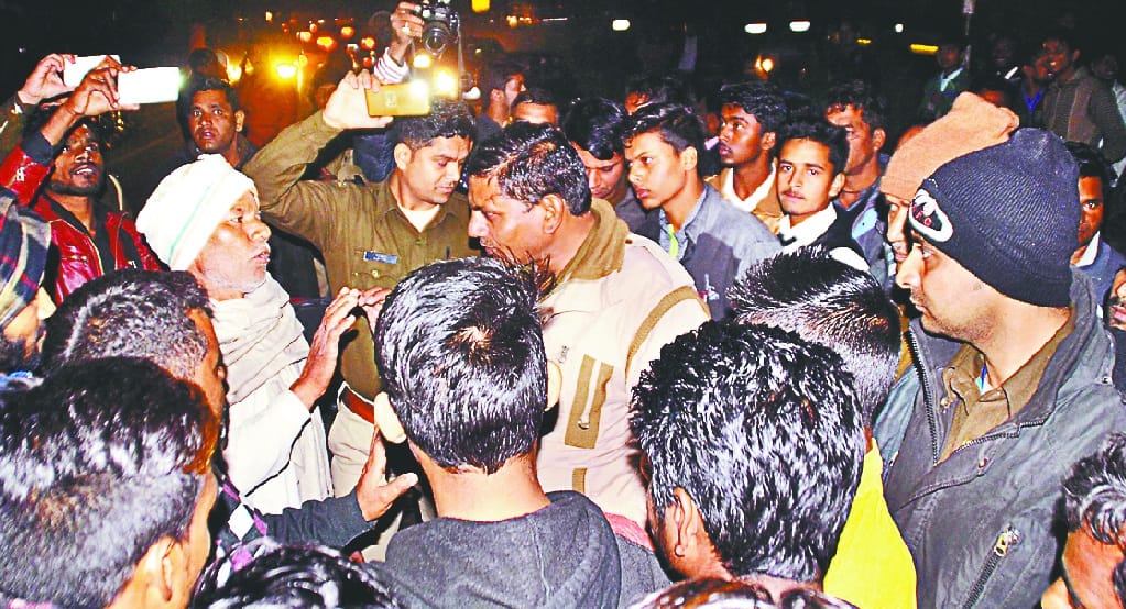 car ki takkar se yuvak ghaayal