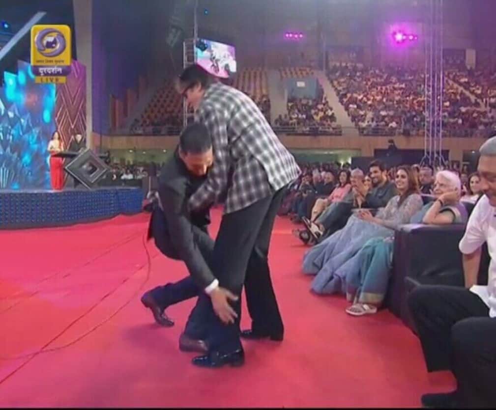 iffi 2017 akshay kumar embrasses amitabh bachchan when touches his feets