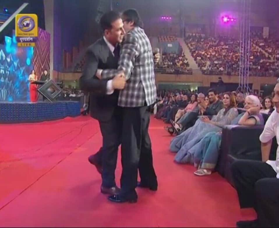 iffi 2017 akshay kumar embrasses amitabh bachchan when touches his feets