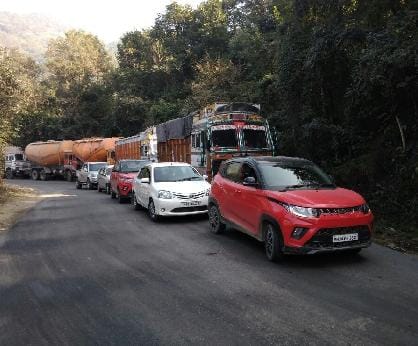 गंभरपुल के पास इनोवा -ट्रक में टक्कर, 4 घायल