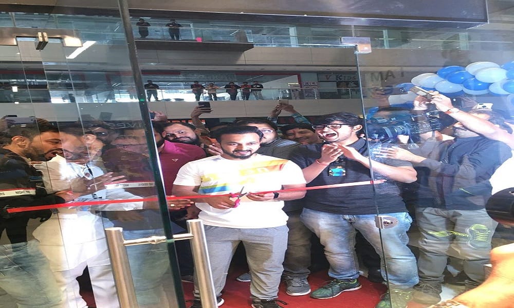 Kedar Jadhav inaugurates MS Dhoni store in Surat