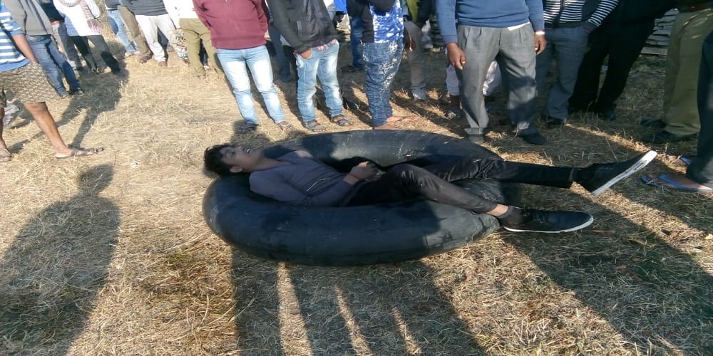 youth died after a group of friends pulled the chain of a train in kota 
