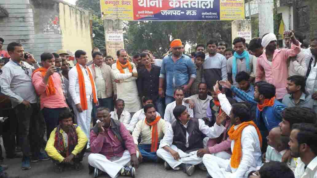 BJP member seat on protest at mau for nikay chunav