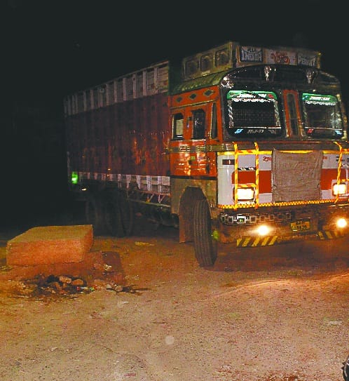 4 km  ki duri bachaane ke liye bhaari vaahan tor rahe kamjor sarak