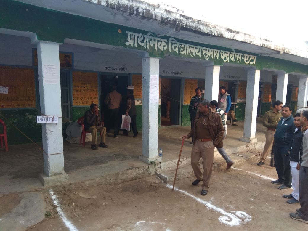clash between bjp supporter in etah before voting
