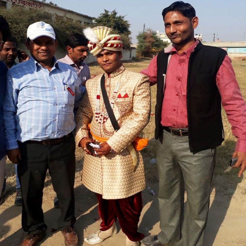 बारात ले जाने से पहले दूल्हे ने किया मतदान