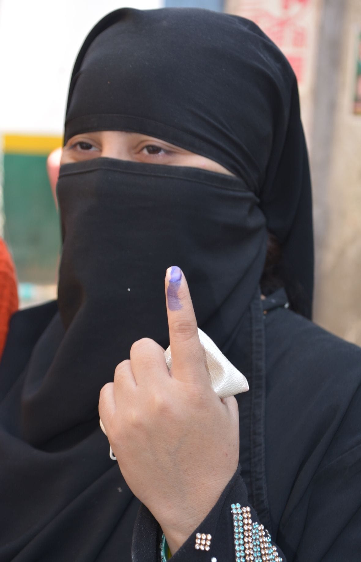 सोशल मीडया पर पूरे दिन दिखी स्याही लगी अंगुली