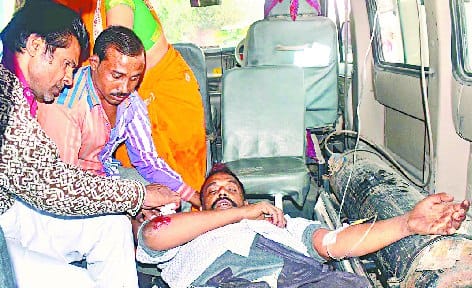 कार की टक्कर से बाइक सवार दंपति घायल