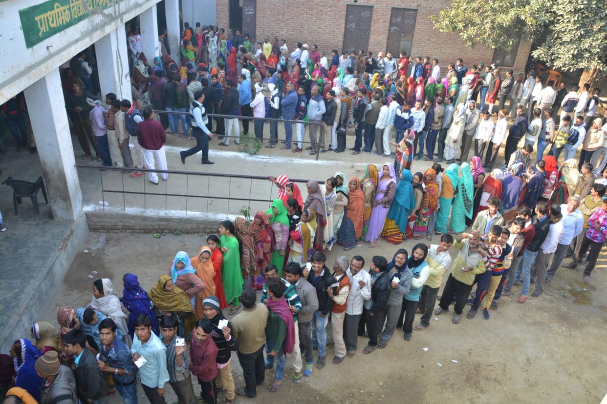 दलित, मुस्लिम, यादव बहुल इलाकों लगीं कतारें
