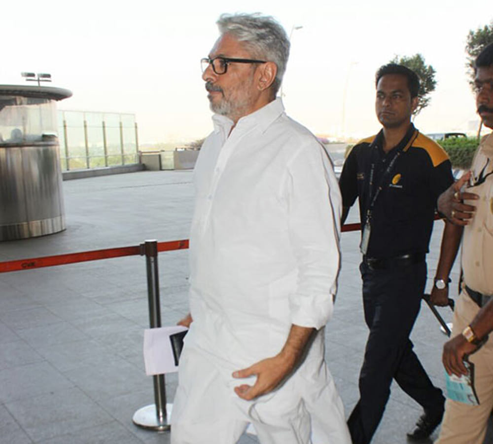 sanjay leela bhansali spoted at mumbai airport with tensed face